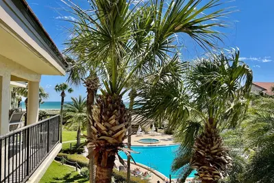 Image de Paradis tropical avec de belles vues sur l'océan et la piscine.