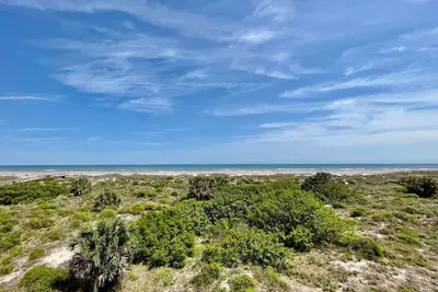 Image de Spacieux condo face à l'océan, parfait pour siroter votre café du matin et profiter des douces vagues!