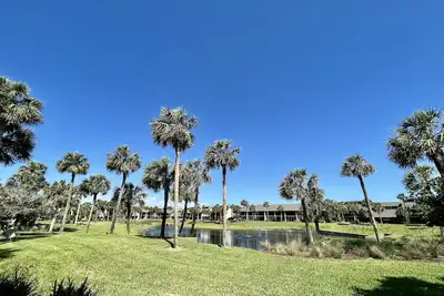 Image de Condo classé argent près de la piscine et vue paisible sur le lagon!
