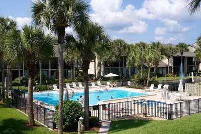 Image de Condo confortable avec accès facile à la plage et à la piscine!