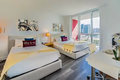 Suite Studio flambant neuve avec vue sur la voie navigable intracoastale