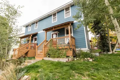 Image de Maison de village ensoleillée Pitchfork avec de belles vues, à quelques pas de la navette gratuite, excellent emplacement!