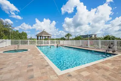 Image de Superbe CLÉ Dauphin 206 Sur Les Rives Indiennes<br><br>Condominium EXÉCUTIF Avec Wifi Haut DÉBIT Gratuit Et Forfait Sportif<br><br>Location Mensuelle