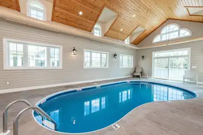 Image de Waterfront Retreat - Accueil Lakefront \/ Golf Area w \/ piscine intérieure privée