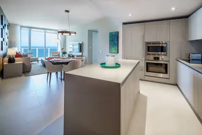 Image de Beach Front Luxurious 2b Apt