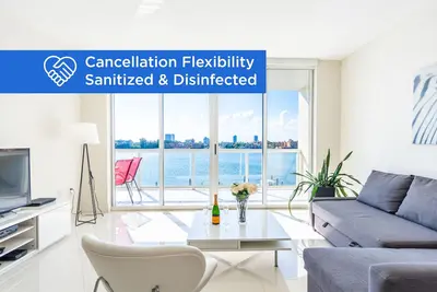 Image de Condo spacieux avec vue imprenable sur la voie navigable | Parking, Wifi, téléphone portable