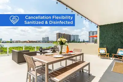 Image de Condo confortable w / terrasse sur la baie. 1/2 mile de la plage. Wifi, Parking