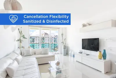 Image de Condo de designer confortable en face de la plage. WiFi, parking, tennis et plus!