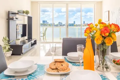 Image de Condo spacieux et moderne avec vue sur la baie. 1/2 mile de la plage! Wifi