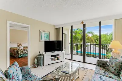 Image de Regardez les dauphins depuis votre balcon privé! ! ! Quiet Waters C1- Condo Intracoastal