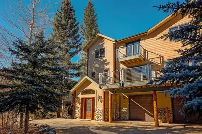 Image de Magnifique duplex Frisco situé entre Ten Mile Creek et Main Street. 3 chambres avec bain à remous privé et garage privé.