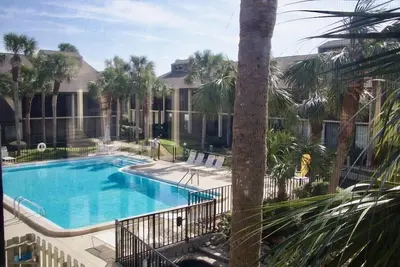 Image de Profitez du soleil de la Floride dans ce condo moderne classé Or avec vue sur le lagon et la piscine.