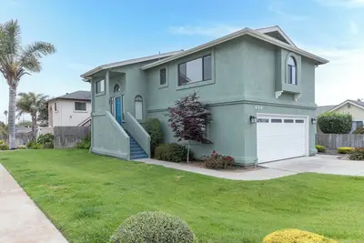 Image de Stunning Home - Walking Distance to the Beach!