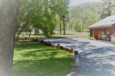 Image de River Hideout: Cottage duplex avec une chambre Sur La RIVIÈRE! !