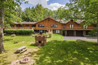 Image de Paradise Point - Lakefront Home avec grande pelouse