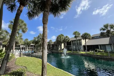 Image de Parfait condo familial classé Or avec accès facile à la piscine et à la plage!