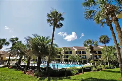 Image de Profitez de cette oasis tropicale d'unités près de la piscine et de la promenade!