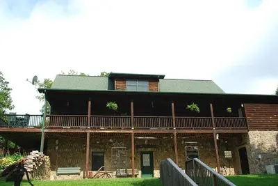 Image de Jusqu'au 28 juin - 100 $ de rabais 3-6 nuits, accès à la rivière, tubes, foyer extérieur, foyer au feu, étang, 5 chambres à coucher, salle de jeux, animaux acceptés