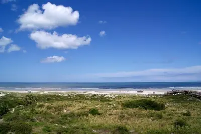 Image de Condo confortable face à l'océan avec une vue imprenable sur l'océan.