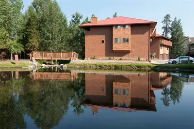 Image de 3 chambres dans un complexe Lagoon à Frisco. Les installations comprennent club-house avec piscine intérieure. Beaucoup de plaisir pour les enfants!