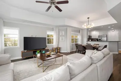 Image de Condo moderne et nouvellement meublé! Console de jeux et autres mises à niveau! Près de Disney