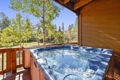 Image de 3 chambres à Frisco, 10 couchages! Bain à remous privé!