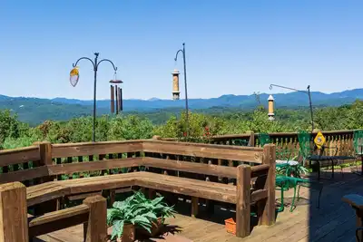 Image de Mountain Home w \/ 180 Vues, spa, piscine \/ table de ping-pong, pr��s de Boone