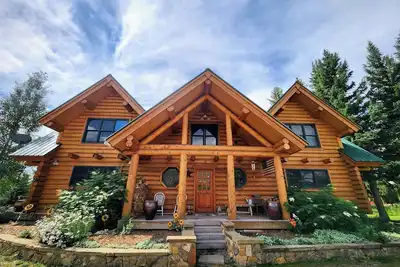 Image de Belle maison en rondins sur la rivière est! Spa privé et accès à la pêche avec une vue magnifique!