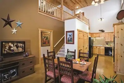 Image de Hill Country Rustique Condo de luxe w / Resort piscine chauffée et près de Gruene Hall