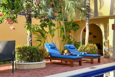 Image de Appartement calme avec grand patio privé, lit king et cuisine bien équipée.