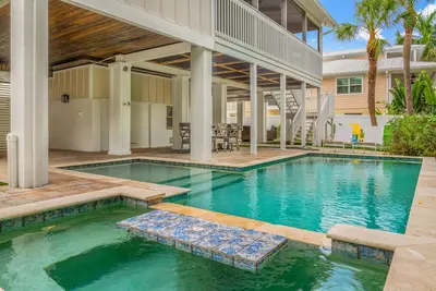 Image de Rue calme, vue magnifique, à un pâté de maisons de Pine Ave. <br><br>Réservez via Vrbo du 2 septembre au 12 octobre et obtenez une location de voiturette de golf à moitié prix de Beach Bums avec la location de deux vélos ou plus. Renseignez-vous pour pl.