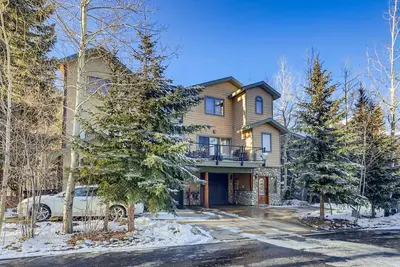 Image de Duplex Frisco situé juste à côté du ruisseau Ten Mile et de la rue Main. 3 chambres avec bain à remous privé et garage privé.