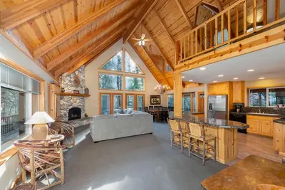Image de Big Timber Lodge: 4 Br \/ 3 Wc 1 Ba Plus Loft & Rec Chambre W \/ Pool Table Et FLÉCHETTES. Walk To Bleu Lake Springs Rec Centre (Droits Des Clients Appliquer)