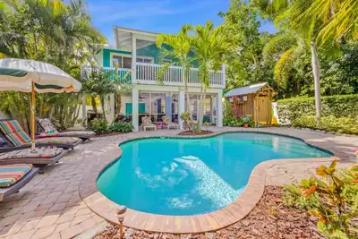 Image de Dream Catcher - maison de plage de style Key West à l'extrémité nord. <br><br>Réservez via Vrbo du 2 septembre au 12 octobre et obtenez une location de voiturette de golf à moitié prix de Beach Bums avec la location de deux vélos ou plus. Renseignez-vou.