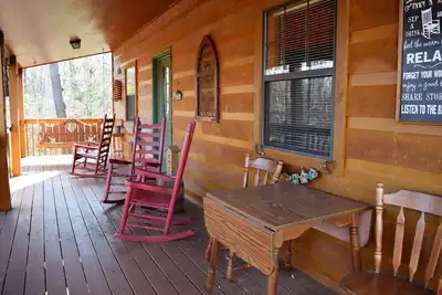 Image de Magnifiquement décoré cabane en rondins, 2 chambres avec roi et 2 salles de bains privées, foyer au gaz et plus