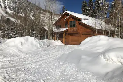 Image de Cabine Frisco Cedar. Maison privée de 4 chambres à Frisco. 10 couchages, bain à remous privé, garage privé, Wifi.