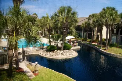 Image de Profitez du soleil de la Floride et profitez de la vue magnifique sur la piscine et le lagon depuis votre condo Silver!