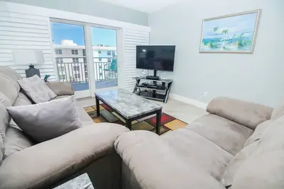 Image de Tarifs juste réduits! Quel magnifique condo mis à jour dans Sea Coast Gardens
