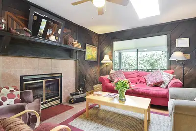 Image de The Boat House ~ Bbq, Dog Run, River View, Walk to Sandy Beach!