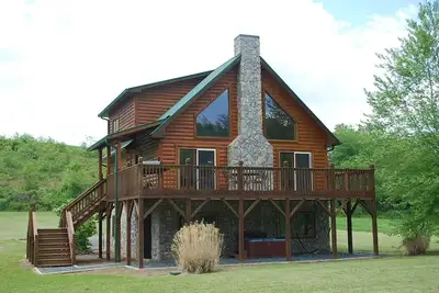 Image de Spacieux Riverfront Cabin w \/ HotTub, Animaux acceptés, Firepit, Table de ping-pong, Stone Frpl