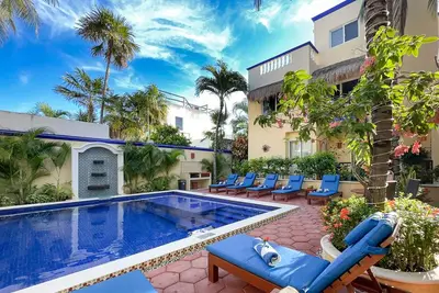 Image de Appartement moderne, confortable et bien équipé avec cour privée dans le jardin.