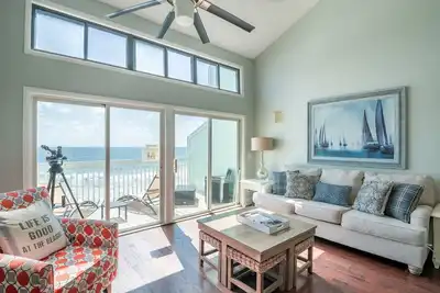 Image de Condo familial en bord de mer avec installations incroyables, accès à la piscine et à la plage, kiosques de jardin et centre de loisirs avec gymnase, piscine intérieure / jacuzzi et salons.