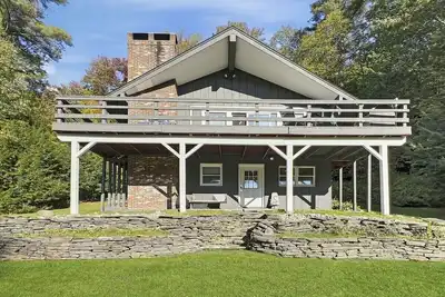 Image de Sweet Life - Vermont Chalet - 6 personne couverte bain Ă remous - 15 min Ă Killington