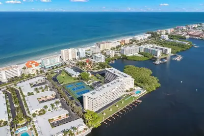 Image de Yacht Bay Shore Et Club De Tennis # 207<br><br>Forfait Wifi Haut DÉBIT Et Sports Gratuit<br><br>UNITÉ ENTIÈREMENT RÉNOVÉE