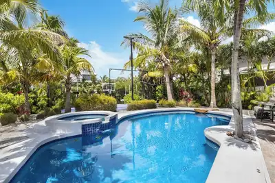 Image de A Ray Of Sunshine- Amazing property with private basketball court, dock and luxury pool/spa on a canal