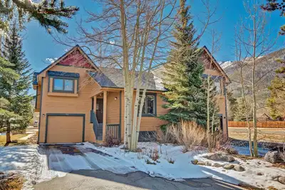 Image de Condo confortable et agréable situé à quelques pâtés de maisons de la rue Main, Frisco. Spa privé!