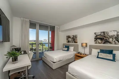 Image de Suite Studio flambant neuve avec vue sur la voie navigable intracoastale