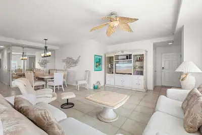 Image de Superbe balcon avec vue sur cet élégant condo de plage