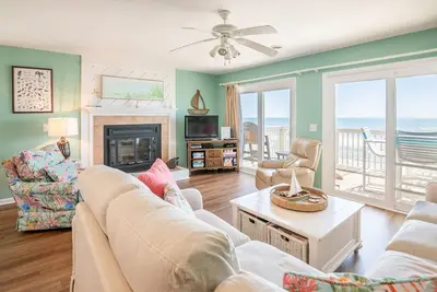Image de Condo familial en bord de mer avec installations incroyables, accès à la piscine et à la plage, kiosques de jardin et centre de loisirs avec gymnase, piscine intérieure / jacuzzi et salons.