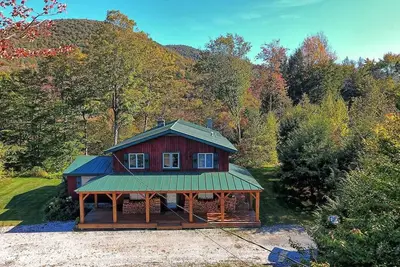 Image de Belle maison dans le charmant Pittsfield Vermont à seulement quelques miles de Killington. Profitez du merveilleux et relaxant bain à remous pour apaiser les muscles après une journée sur les pistes.